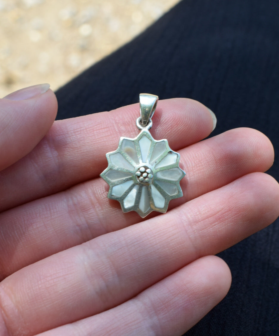 Mother of Pearl Daisy Necklace