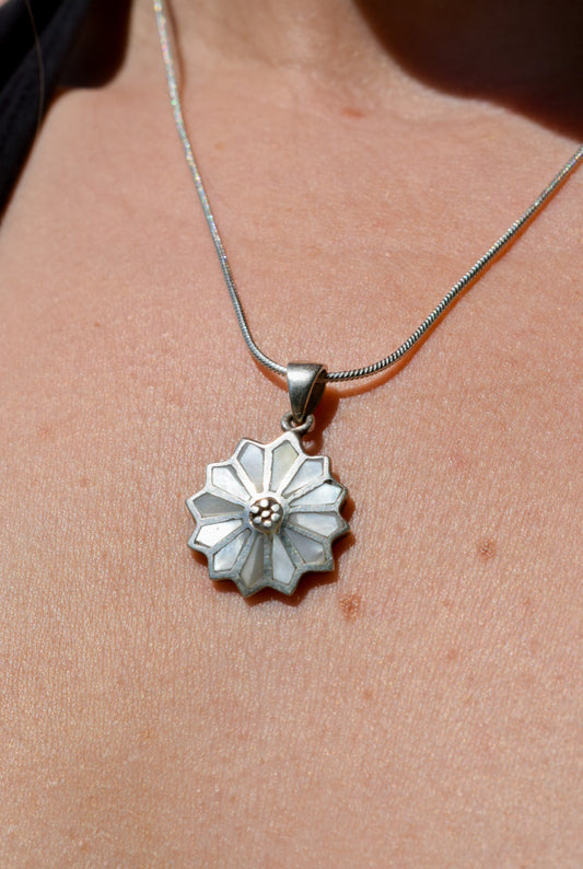 Mother of Pearl Daisy Necklace